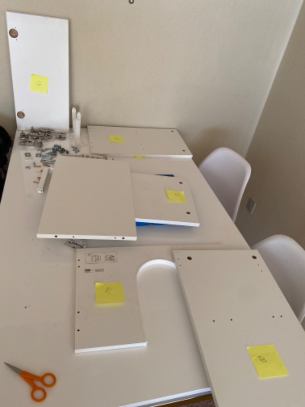 Hængt 2 loftslamper op -1 lille hylde på badeværelse ,samle lille skab til under vask