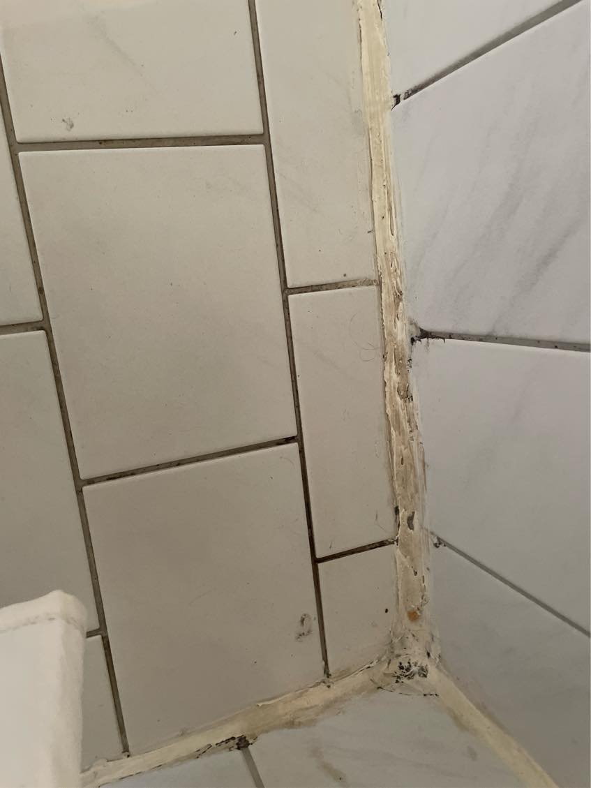 Badeværelse med elreparation af spots i loftet samt opsætning af Ikea vask og vaskeskabe samt badetermostat.Evt fugearbejde på gulv