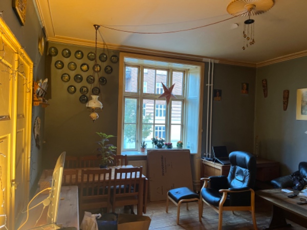 Male 2 stuer inklusiv alt træværk (ikke radiatore, men alt andet! Inklusiv maling osv.  