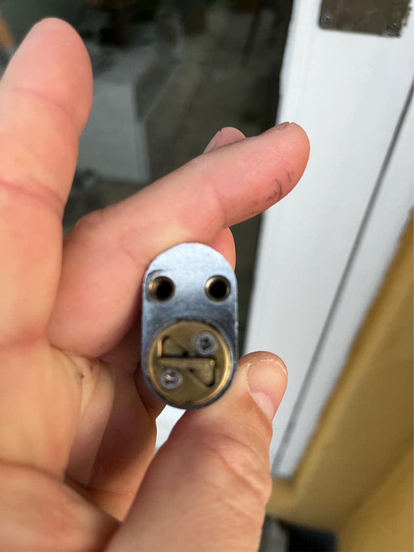 Ny låsecylinder i dør da nuværende er faldt ud