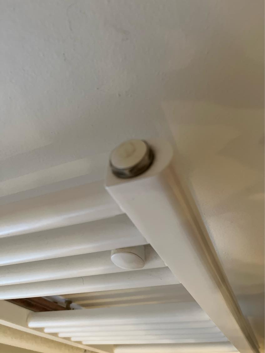 Udluftning af håndklædetørrer, der er monteret ‘upside down’