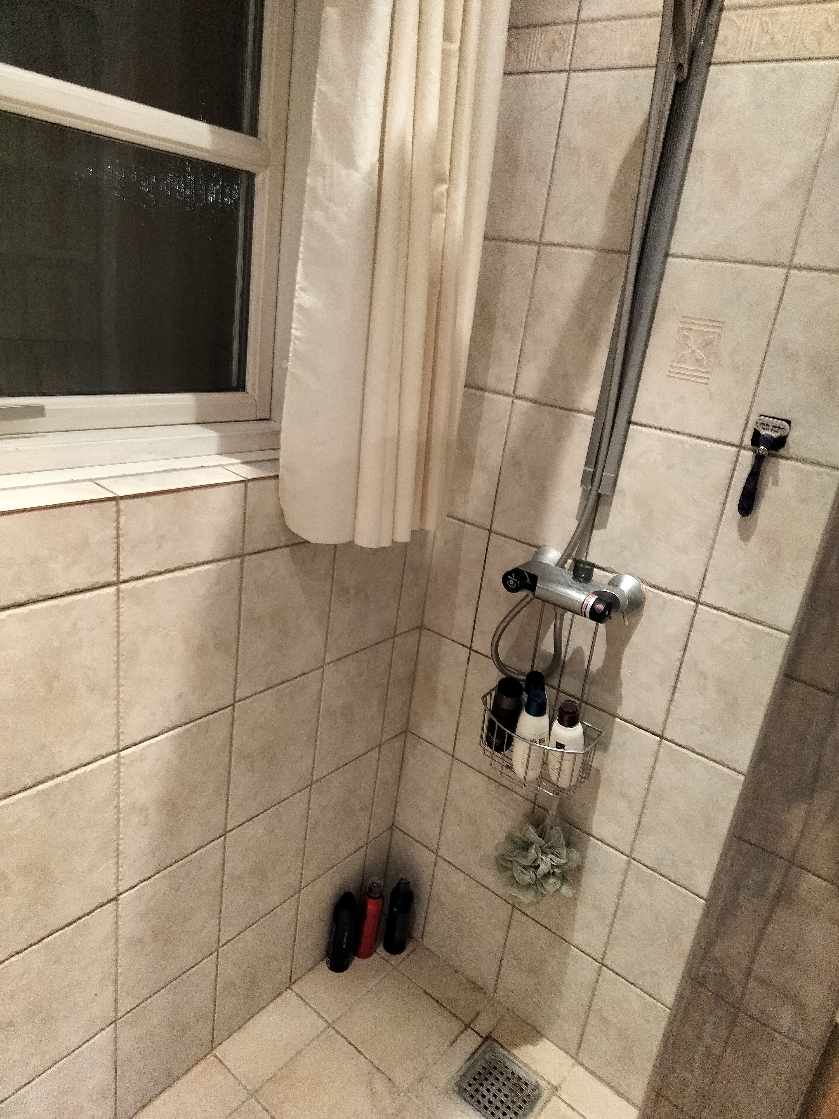 Rensning af klinker på 2 stk. badeværelser samt bryggers