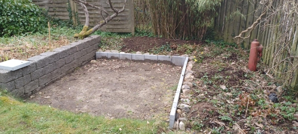 Haveterrasse, lægning af fliser (30 x 30) på 2,10 x 2,40 m areal. Er udgravet og kant er støbt.