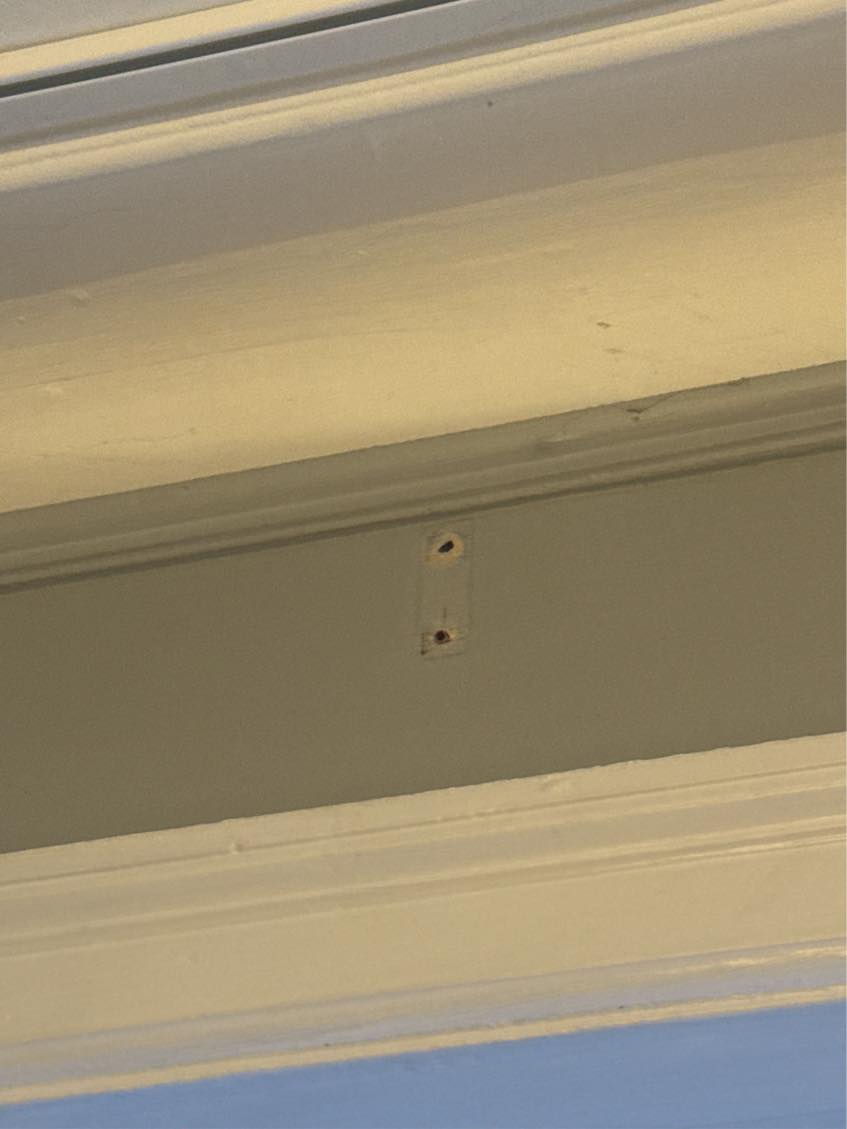 Jeg skal have revet min reol ned og få bygget mine nye Ikea reol som skal bygges og sættes op i stedet. Derudover skal min stue males og et par huller i væggene repareres