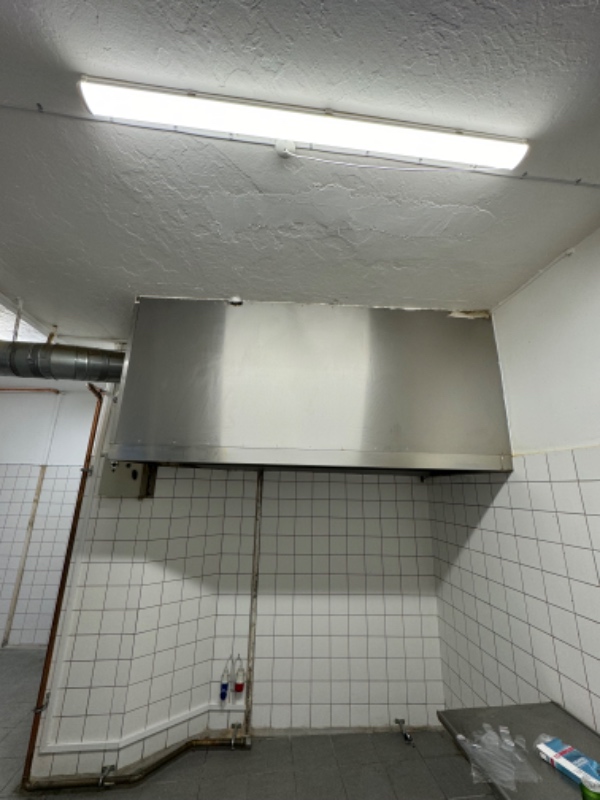 Nedtagning og bortkørsel af industri-emhætte/emfang.