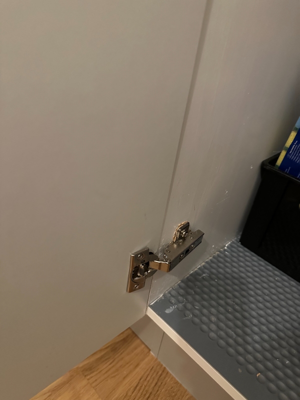 køkkenets skab er faldet ud og jeg har prøvet flere gange at montere det men uden held.