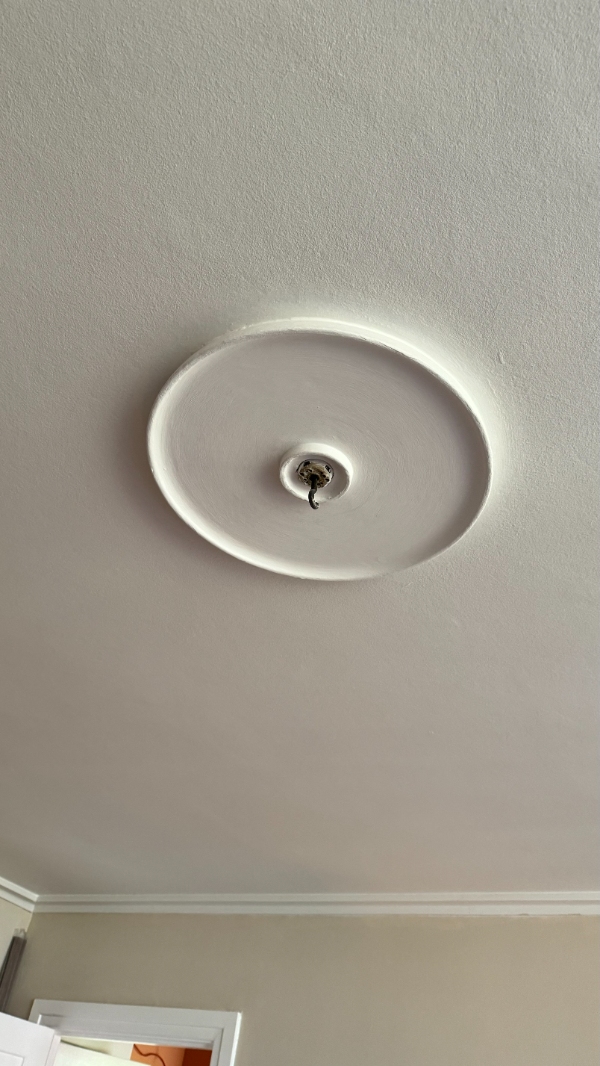 Loftlampe og kabeltrækning