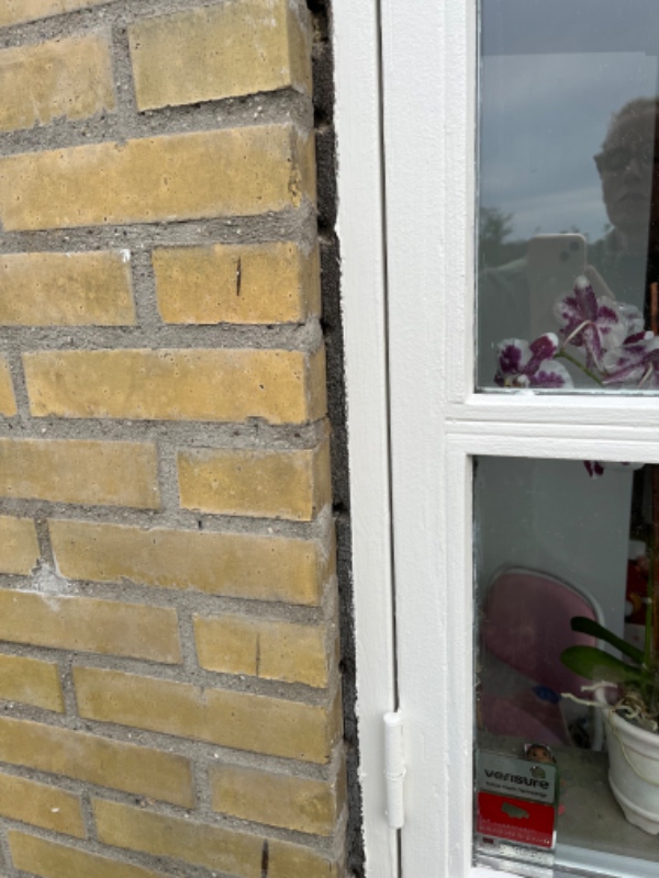 Murer søges: Opmuring af false ved terrassedør i havestue. Den skal afrettes. Mørtelfuge omkring vindue hvor der pt er ødelagt Illmod fugebånd.