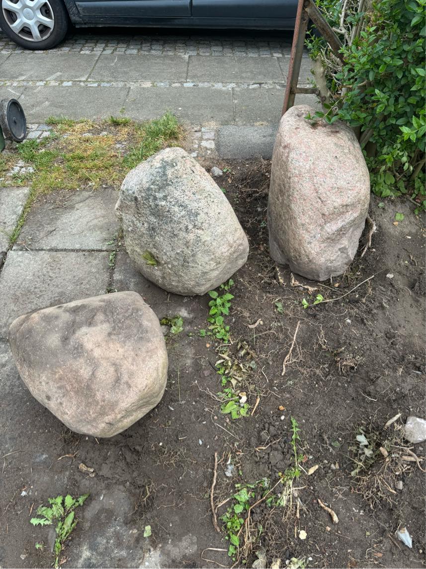 Afhentning og bortskaffelse af 3 store sten