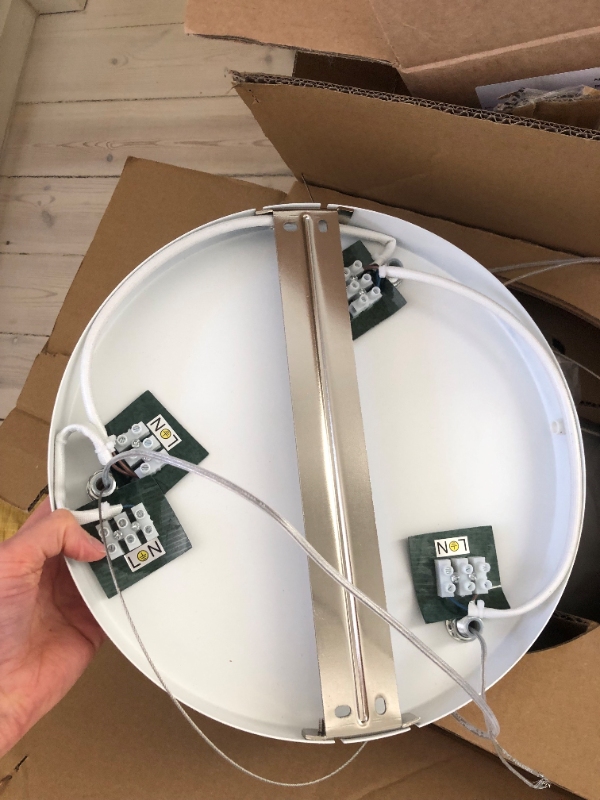 Opsætning af lampe over trappeopgang