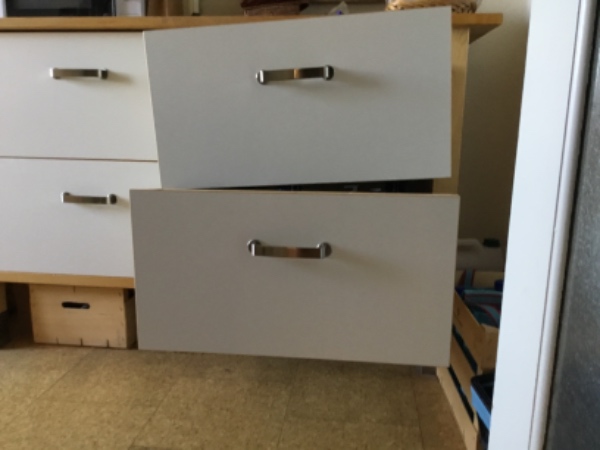 En stor skuffe er gledet ud af sin mede og sidder fast.