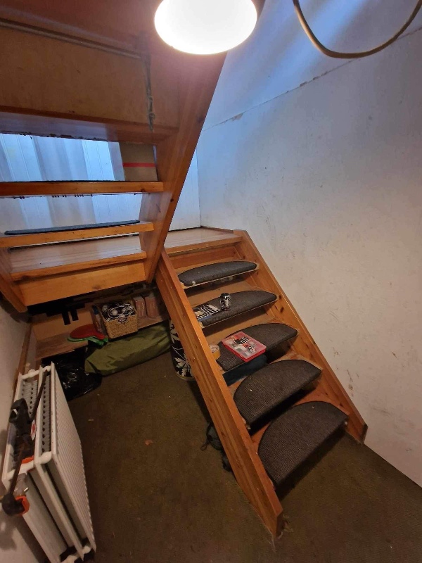 Fuldspartlet trappeskakt i rækkehus ovenpå savlsmuldstapet med indfarvet kalk spartel. Ca. 40m2