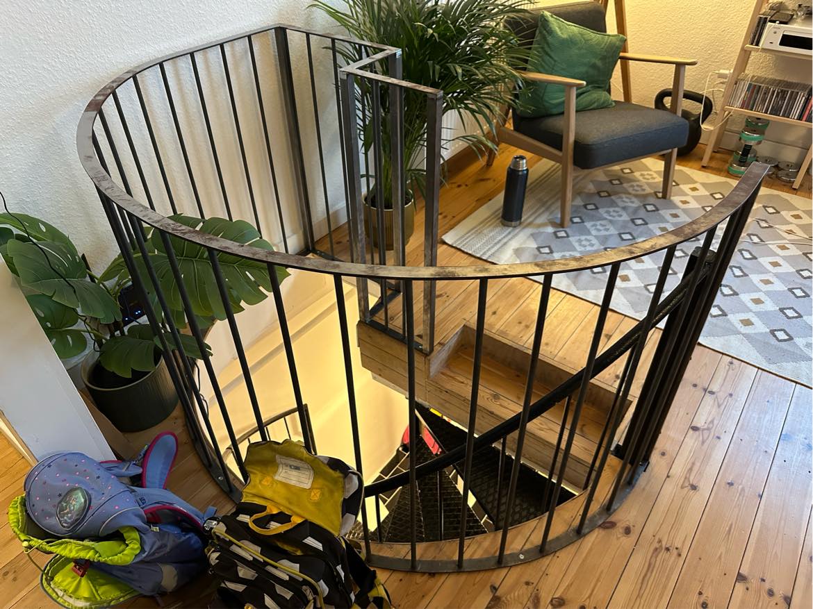 Mal trappens rækværk sort