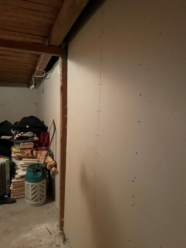 Beklædning af anneks samt installation af stikkontakter og hovedafbryder