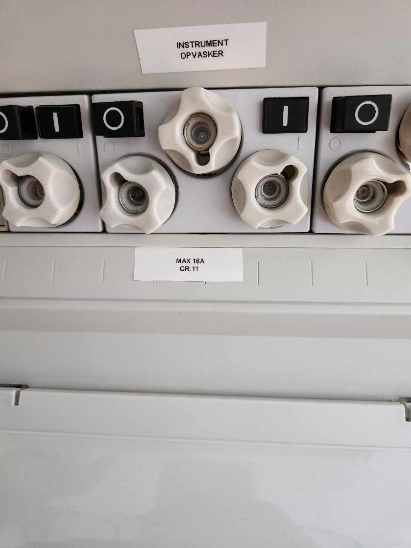 Få ordnet stik kontakt. Ekstra stikkontakt med grundstik (3 pinde) og skift af 10A sikring til 16 A sikring