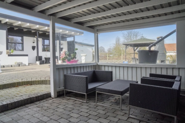 Fliselægning / anlægning af parkeringsplads på en 566m2 grund med et hus på 110m2.