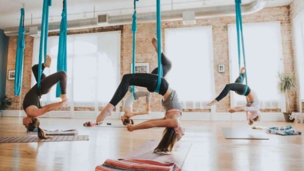 Ophæng af yoga gynge i gips/murstens loft. Den skal kunne holde en voksen persons vægt.