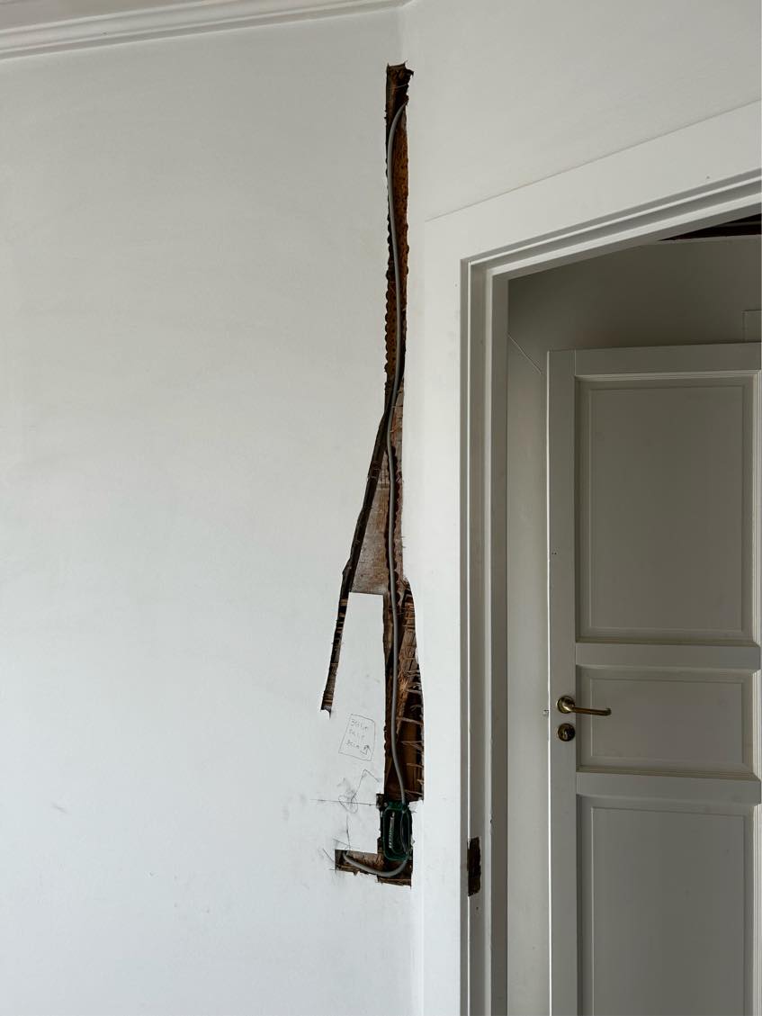 Murer til at lukke huller som er rillet ind i væggen