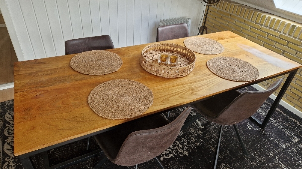 Afslibning og lakering af bordplade