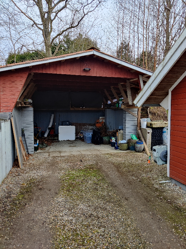 Nedrivning af carport (delvis) og tre skure. træstolper i beton.