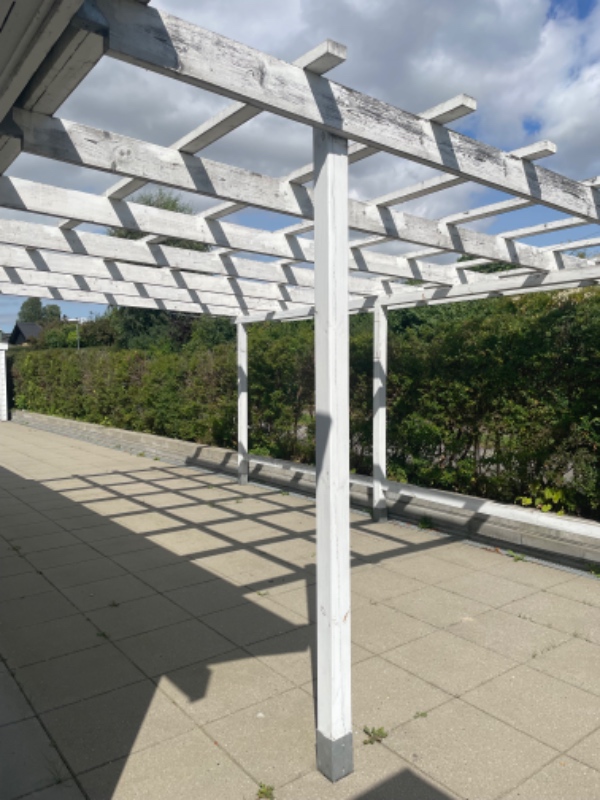 Slib, mal og nyt tag på pergola