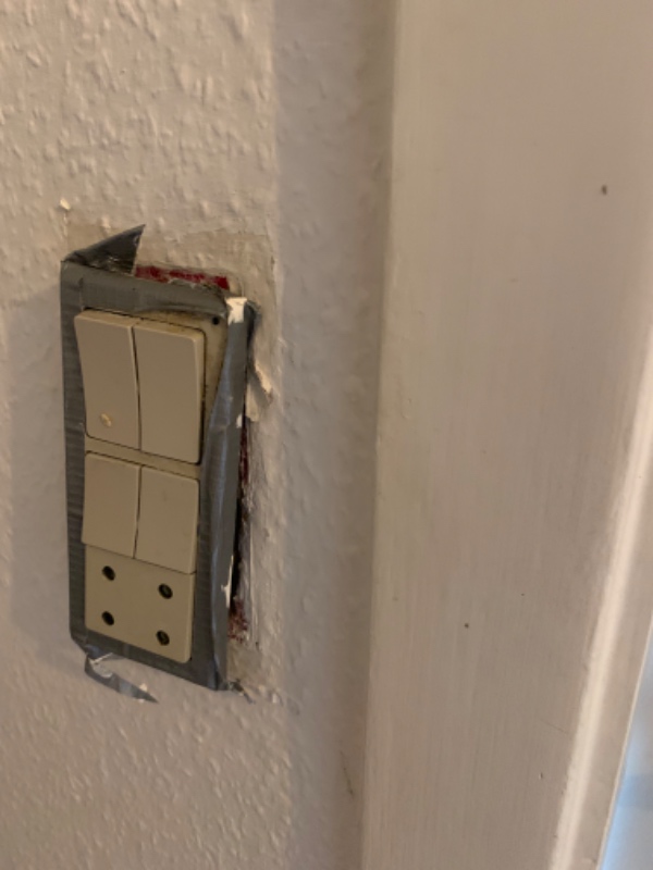 En stikkontakt sidder løs