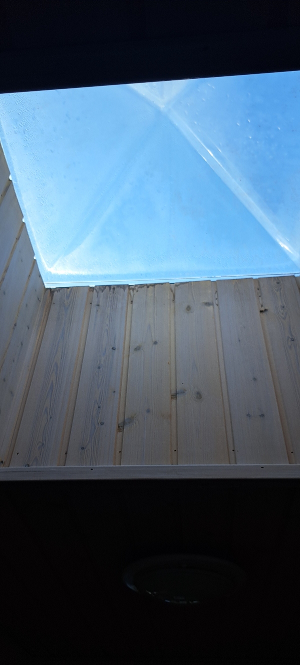 Et ovenlysvindue i mit buildup tag er utæt.