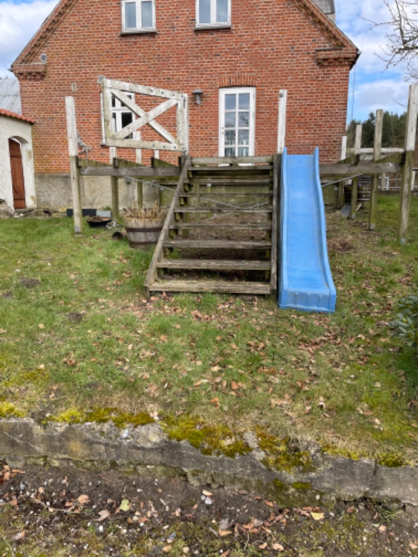 Planeret område og belægning m fliser og måske et par trin. Ca.25m2