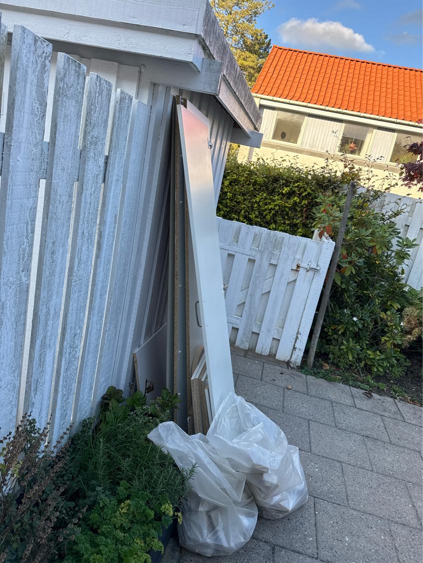 Hente affald (et skab)