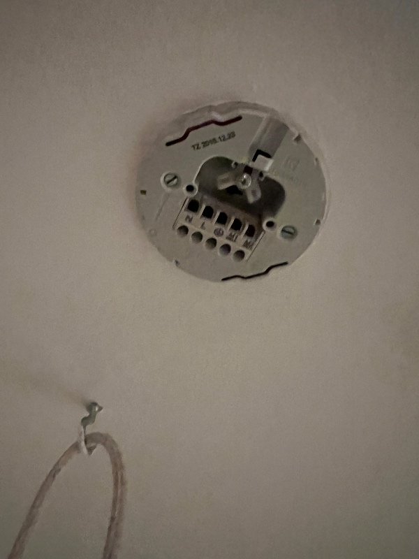 Hænge 3 små lamper op over spisebord