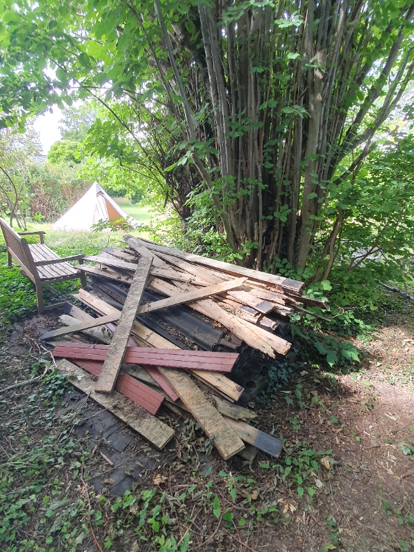 Bortkørsel af lidt brædder og tagplader. Tilbud er accepteret, så jobbet er afsat nu.