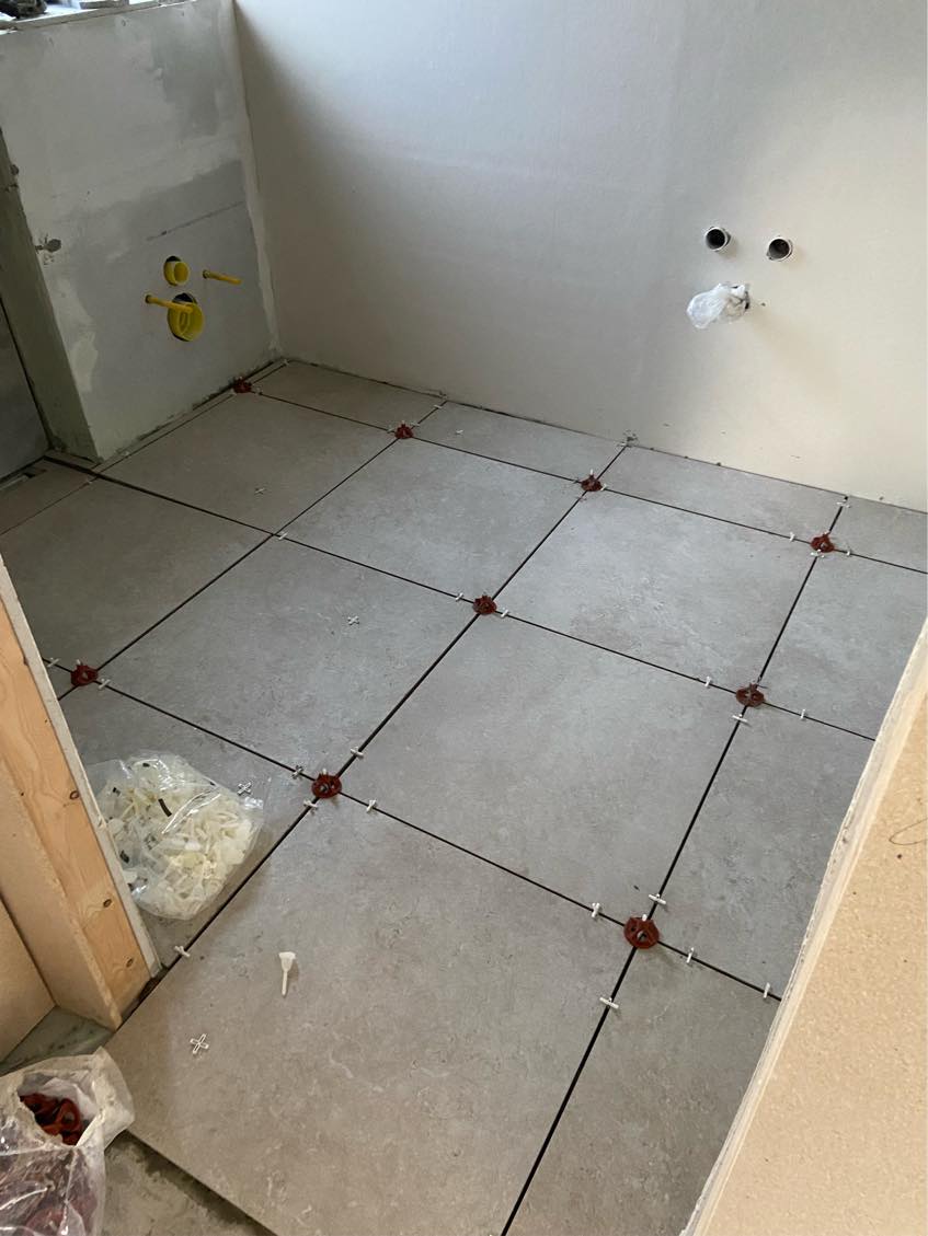 Opsætning fliser i badeværelse