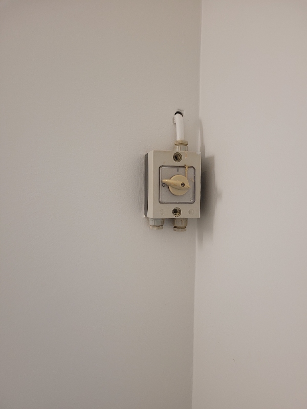 6 lys hanges op samt fjernsyn og gardiner 