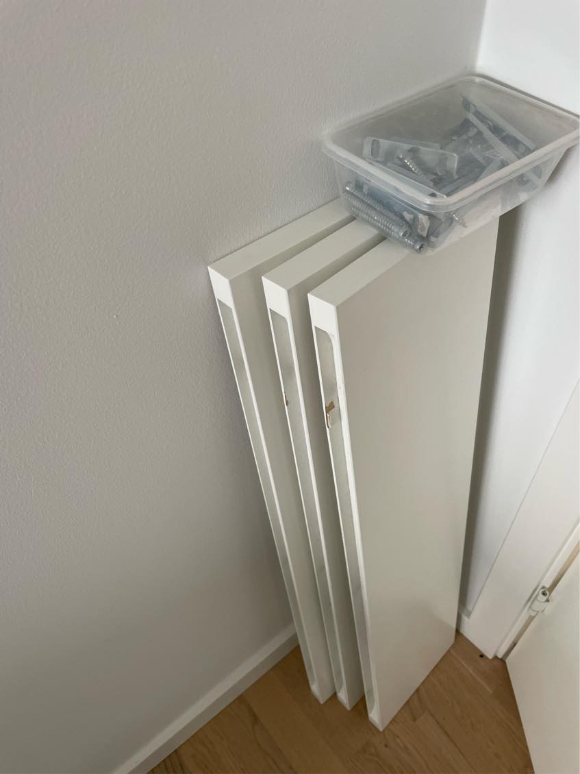 Tilslutning og højderegulering af loftslampe samt opsætning af 3 hylder