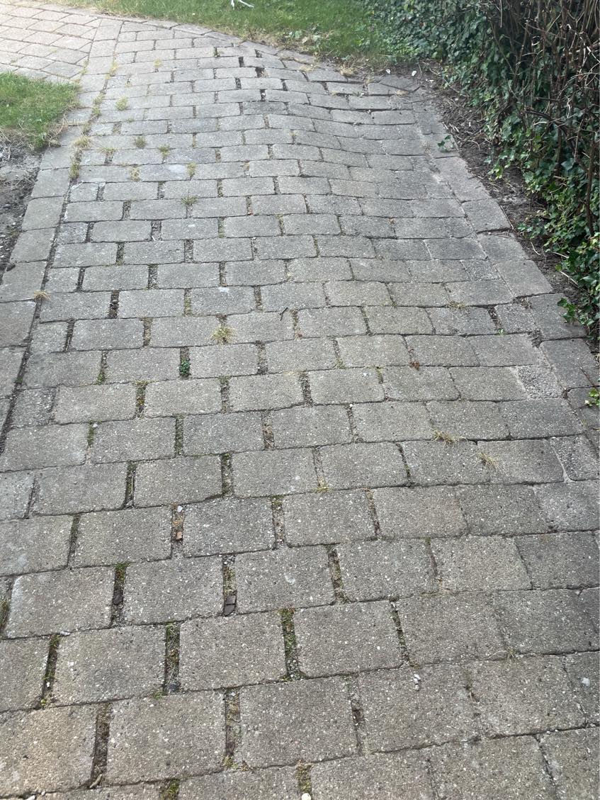 Vi har cirka 20 m2 fliser, der skal lægges om og grus/plan flade etableres igen