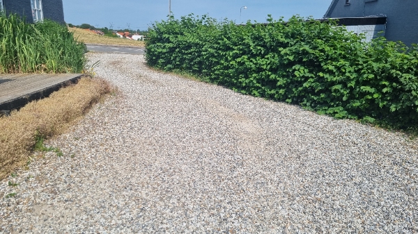 Luge ukrudt i indkørsel