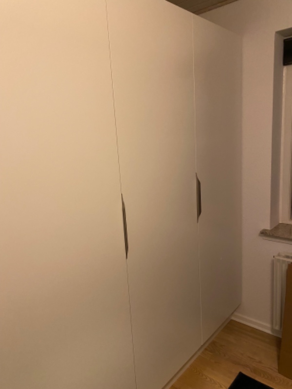 Opsætning af 3 klædeskabe der er samlet. Skal på sokkel.