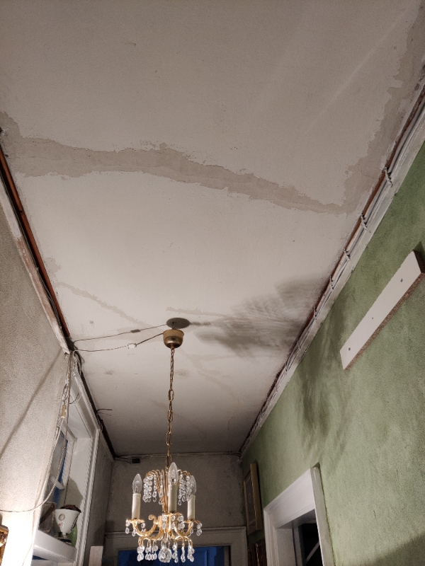 Opsætning af loftplader af træbeton i et vinkel køkken ca. 25 m2