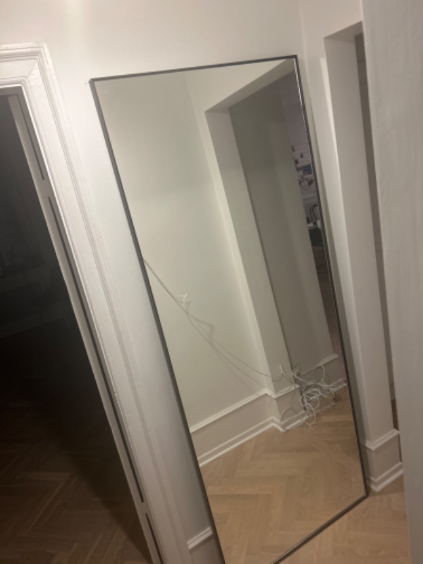 Tungt spejl skal hænges op