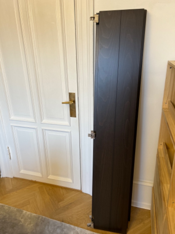 Skrue garderobeslåger på IKEA garderob