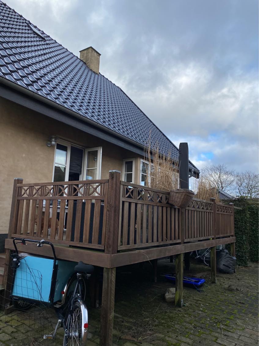 træterrasse skal afmonteres  fra hus,flyttes og genbruges i baghaven Råd /vejledning af fagkyndig person