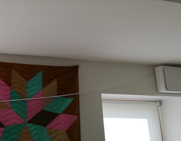 Nedtagning/ophængning af 3 lamper, ophængning af at stort maleri samt ophængning af kabel til anlæg