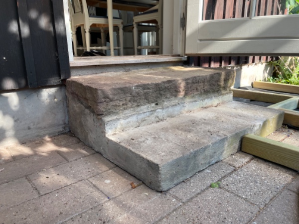 Nedrivning af trappe, ikke støbt men hviler på fliser.