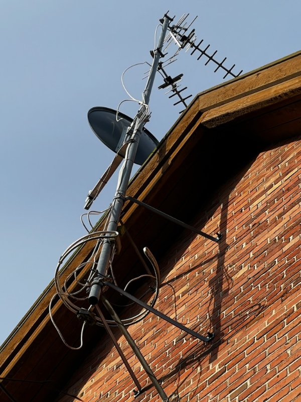 Skal have pillet antenne ned fra tag