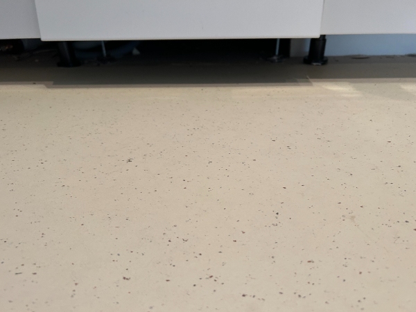 Mindre køkkenrenovering: Påsætning af sokkel og udskiftning af låge til opvaskemaskine