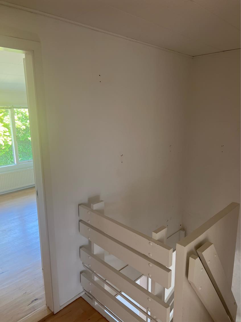 Male høj væg ved en trappe