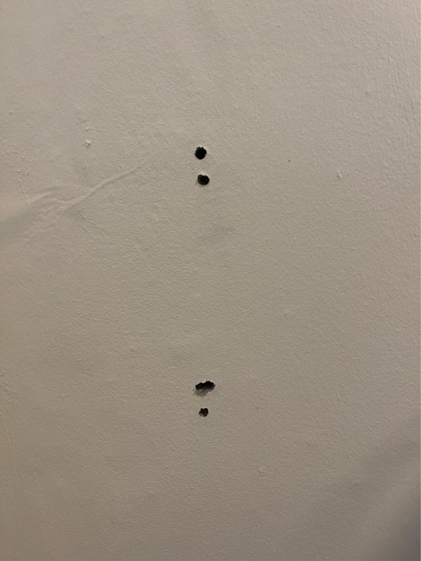 Ophæng af dyson støvsuger (2 huller i betonvæg)