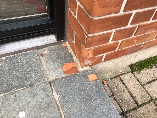 Murer, der kan mure løse sten og udskifte nogle få sten