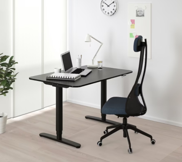 21 skriveborde (Ikea) skal samles