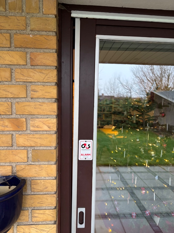 Skydedør sidder fast og kan ikke lukke. Muligvis er den hoppet ud af skinne